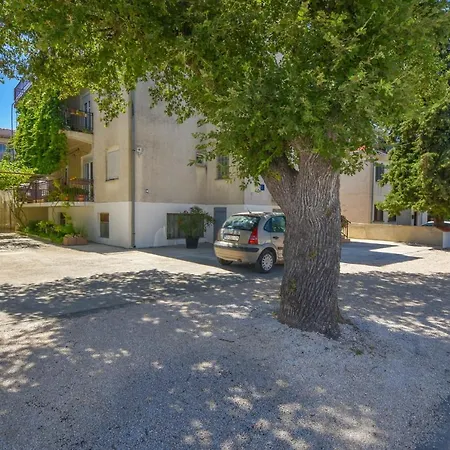 Guest house Oak Tree Biograd Na Moru